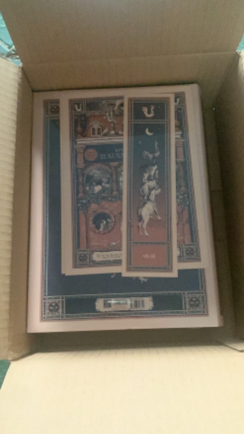 Nội dung chưa đọc nên chưa đánh giá được.
Ngoại quan sách đẹp, to dày. Mua giá sale + áp mã giảm giá của Tiki với ngân hàng nên được giá tốt lắm. 

Mấy tháng gần đây Tiki đã đóng gói kỹ hơn trước nhiều nhưng không hiểu sao đơn này lại đóng ẩu y cũ(không bọc đệm mút gì xung quanh mà để trống không rồi lót 1 lớp mút lên mặt trên) may là nhận sách chỉ bị cấn nhẹ 1 vết ở viền dưới(đặt 3 cuốn 3 đơn khác mà đều chung 1 vị trí cấn này thì không biết có phải do lưu kho không), mà cũng không ảnh hưởng lắm nên không sao.
Bên vận chuyển chuyển hàng nhanh, cẩn thận, chuyển xa mà thùng hàng không có vết cấn móp nào.