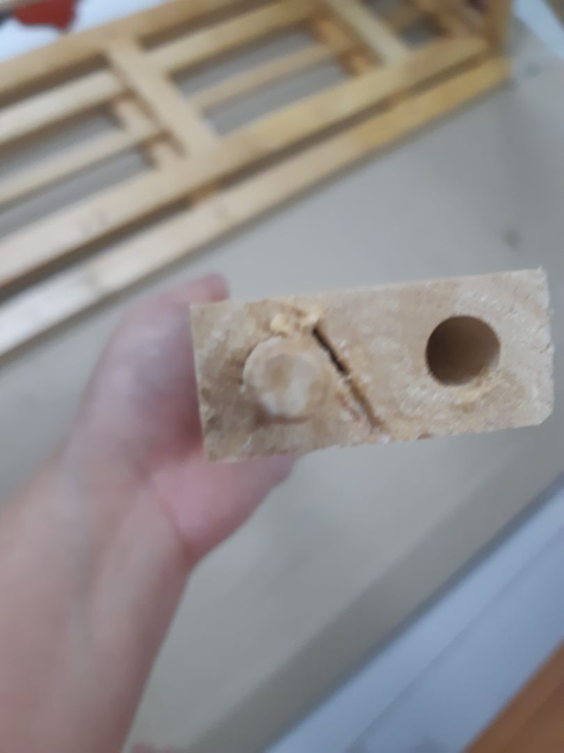 Đọc nhiều cmt chê này kia nên cũng hơi lo khi đặt hàng. Nhưng sau khi nhận thì mình rất hài lòng: màu gỗ đẹp, chỉ cần xiết chặt vít thì kệ cứng ngắc luôn, mình dùng cây lục giác kèm theo ok. chỉ có thanh ngang bị thiếu vài cục gỗ nhưng cũng ko ảnh hưởng gì đến kệ. Mua với giá 474k, free ship.