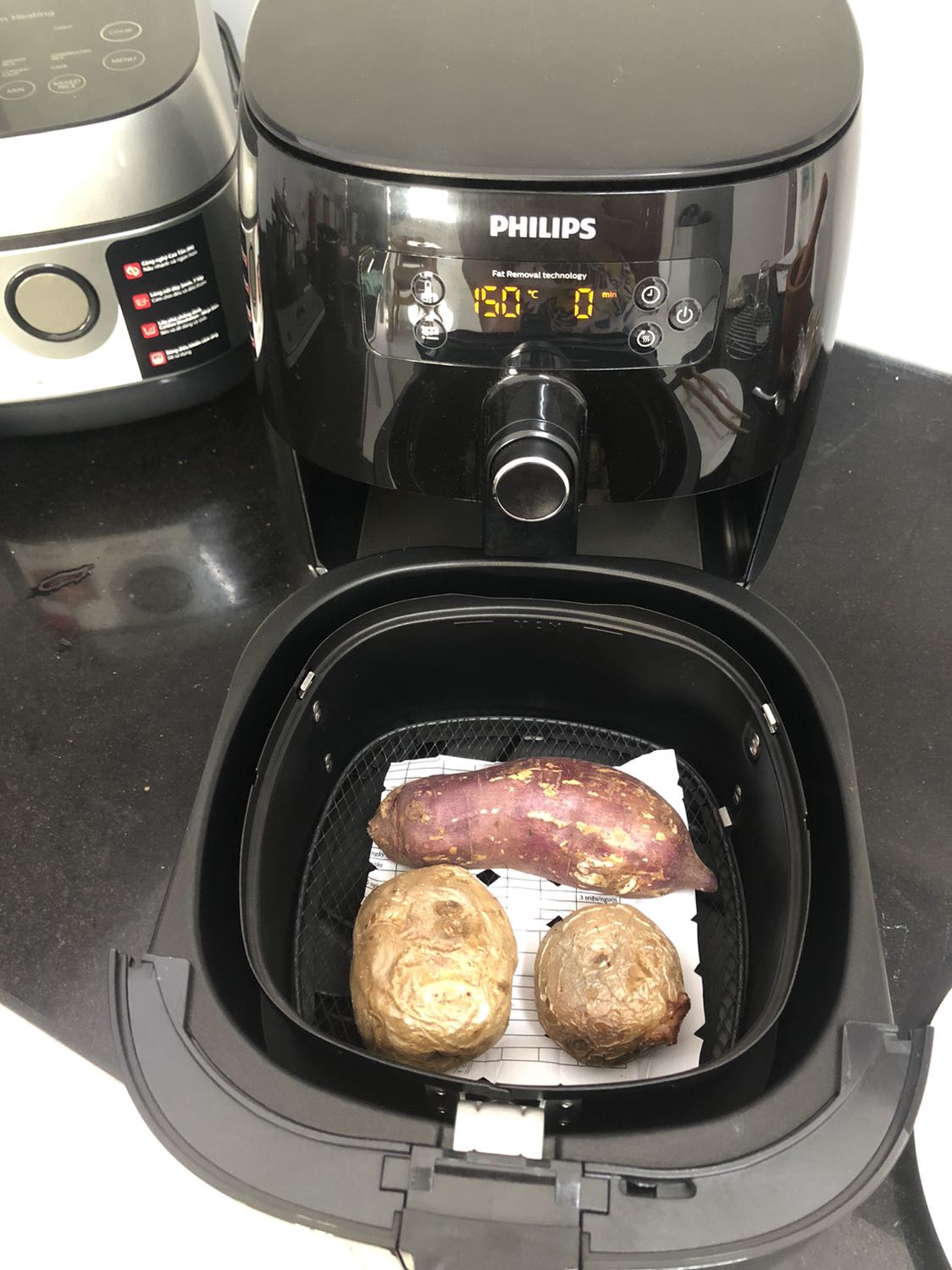 Đúng là sản phẩm nên có trong mỗi căn bếp, giải phóng sức lao động. Bạn có thể làm được rất nhiều món mà ko phải đứng canh nấu. Tiết kiệm thời gian. Quá tiện dụng luôn. Nồi này nguyên lý là nướng, mình dùng nướng khoai, làm thịt quay ... rất ngon ngọt, ko bị khô.
Phillips thì số 1 trong dòng nồi chiên rồi, độc quyền với công nghệ turbo cánh quạt nướng 2 chiều ko cần trở đồ ăn giống như các hãng nồi chiên khác. Thức ăn nấu bằng nồi này cũng ngon hơn.
Mình cũng dùng nồi này để làm nóng thức ăn cần nóng giòn.