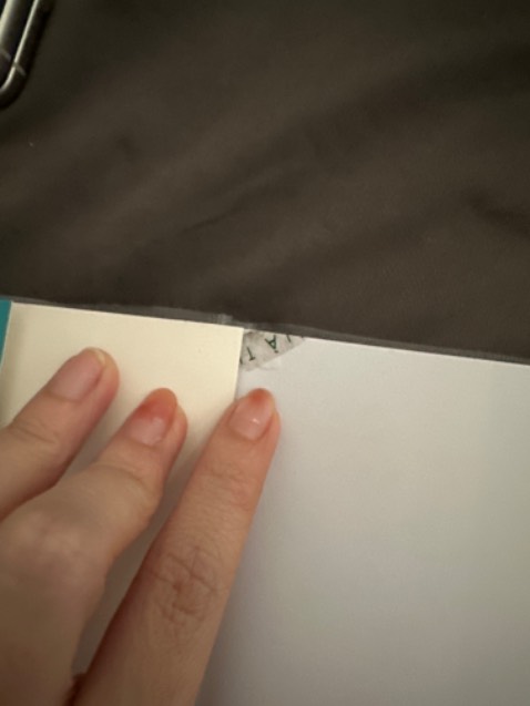 Thực sự thất vọng! sách bị rách, dấu dán rõ ràng. 
Bìa bọc sách cắt cẩu thả, k thẳng thóm. Ngoài ra phía sau thì bị rách luôn, nhận hàng sách 1 nơi bìa 1 nẻo. 
Đề nghị bên bán/tiki hỗ trợ xử lý giúp mình vấn đề này gấp!!! 
Sách đem đi tặng mà nhìn hoảng hồn.