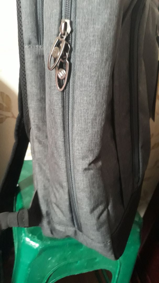 Mình vừa nhận hàng, sản phẩm không giống trong hình. Ở hai bên kg có túi lưới đựng nước. Ngăn nhỏ phía ngoài cũng kg giống. Mong Tiki phản hồi giúp. Mình vừa nhận hàng, sản phẩm không giống trong hình. Ở hai bên kg có túi lưới đựng nước. Ngăn nhỏ phía ngoài cũng kg giống. Mong Tiki phản hồi giúp.