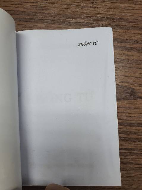 Sách có mấy chỗ nhăn nheo, hơi bụi bẩn, mà mua 4 quyển của shop thì 3 quyển vẫn còn bao nilon, riêng quyển này không có, như kiểu đã bị bóc rồi.