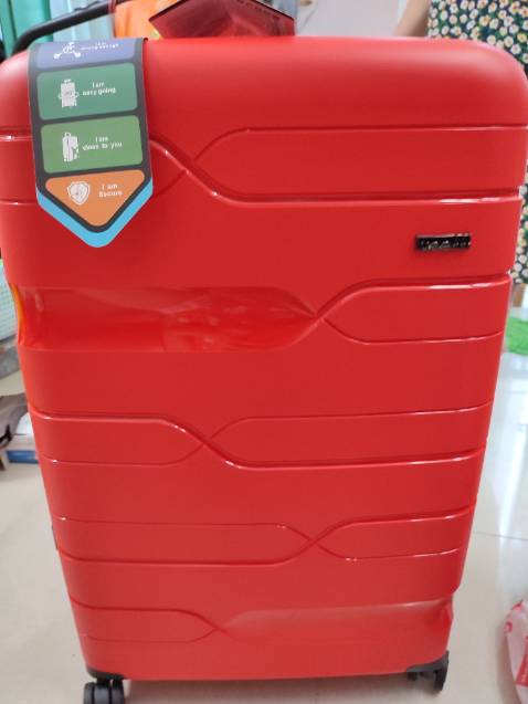 Giao hàng nhanh 3 ngày, màu đỏ nổi bật lắm, bánh xe nhỏ vừa êm mượt, 1 dây khoá kéo hơi rít không trơn lắm nhưng bôi trơn vào dùng ok. Dc tặng gối cổ sọc đỏ ok to dày dặn êm. Size 28 cân nặng đúng 4.2kg dây kéo đôi dày tốt!