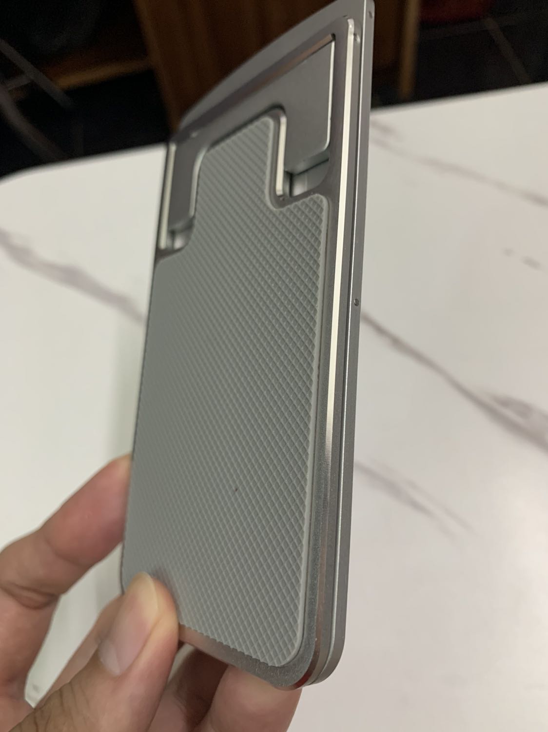 Thiết kế rất thông minh, siêu gọn nhẹ nhưng cũng khá chắc, cân được cả ipad pro 12.9 inch của mình. Rất đáng mua!