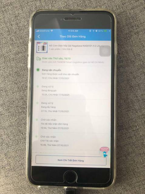 Về dịch vụ của Tiki - 3*:
- Đặt hàng ngày ***, hẹn giao 15.10 nhưng từ *** vẫn chỉ "Chờ xác nhận". 
- Ngày 14.10 email cho Tiki  để hỏi tình trạng đơn hàng - mã hỗ trợ # 01679792.
- Ngày 16.10 Tiki email về đơn hàng "giao trễ hơn khoảng 7-10 ngày so với dự kiến do gặp trục trặc trong việc xử lý và luân chuyển hàng hóa".
- Ngày 17.10 app mới cập nhật 1 lèo "Đang xử lý" - "Đang vận chuyển".
- Ngày 18.10 nhận hàng.
>>> Trừ 2* vì mã hỗ trợ # 01679792 không thật sự được xử lý trong 24h, đơn hàng chỉ được xử lý sau khi phát sinh lỗi treo đơn hàng sau ngày giao hàng.

Về sản phẩm - 4*:
Nồi vừa xinh, chưa xài nên chưa biết ổn không.
Dây điện dài hơn nồi 1.2L cũ, cảm thấy hài lòng.