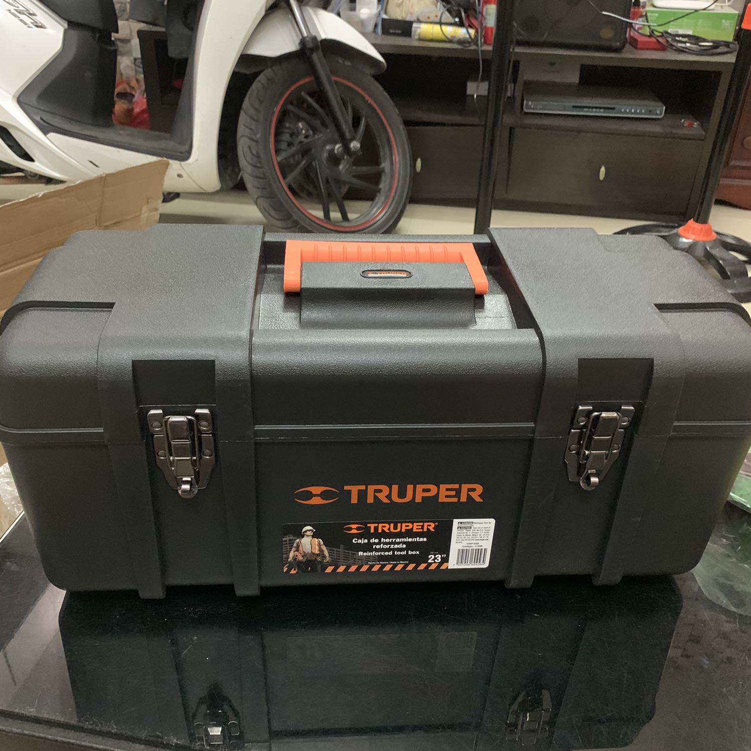 Made in Mexico 
Chất liệu nhựa nhám, hình thức ok, kích thước to rộng, có khay nhỏ tiện để đồ ốc vít
Mn nên mua