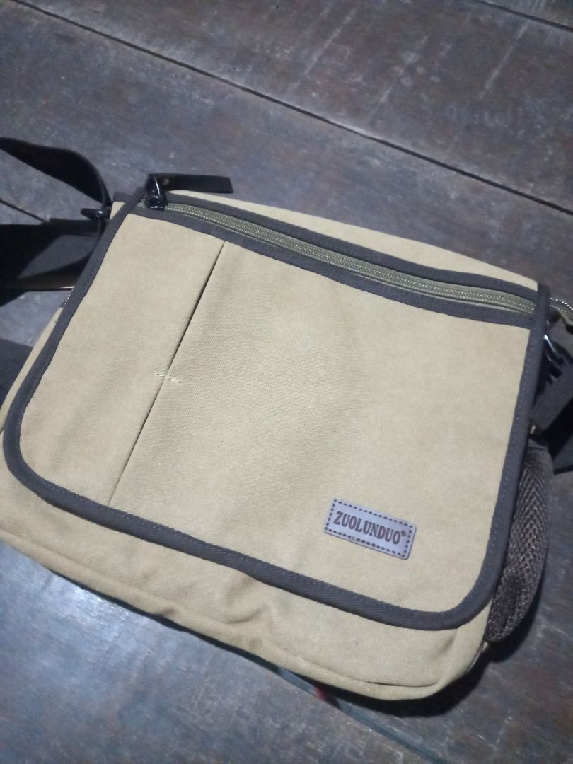 Túi chắc chắn, đẹp. Đường may tỉ mỉ, các khóa kéo rất "khỏe". Rất thích!