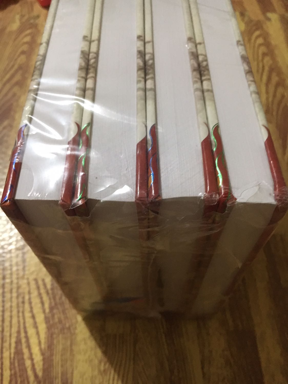 Bìa cứng,giấy đẹp tuy hơi mỏng chút nhìn thấy mặt kia mờ mờ nhưng ok,4 cuốn dày hơn so với mình nghĩ,chia nhỏ bộ nên dễ cầm  đọc,mua đc giá sale còn 180k nên quá là ưng. Sách của khangvietbook nên có vẻ mất thời gian qua các khâu trung gian của tiki hơn so với tikitrading để giao hàng tới tay mình(gấp đôi thời gian),sách nguyên seal tuy có vỡ seal 1-2 chỗ nhưng vẫn rất ok,tks!