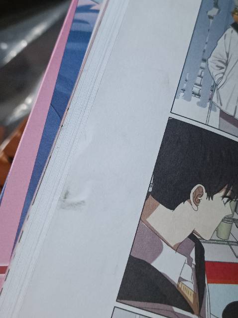 Mình rất không hài lòng nhé. Mua bản thường, đã không thấy tặng kèm bookmark thì thôi, sách lại còn rất dơ, nhiều trang bị nhắn, có dấu hiệu của việc tác động lên sách. 
Hình cũng khá nhòe nữa, thật sự nhà in làm việc rất chán. 🙂 Chán nhất là không thấy bookmark.