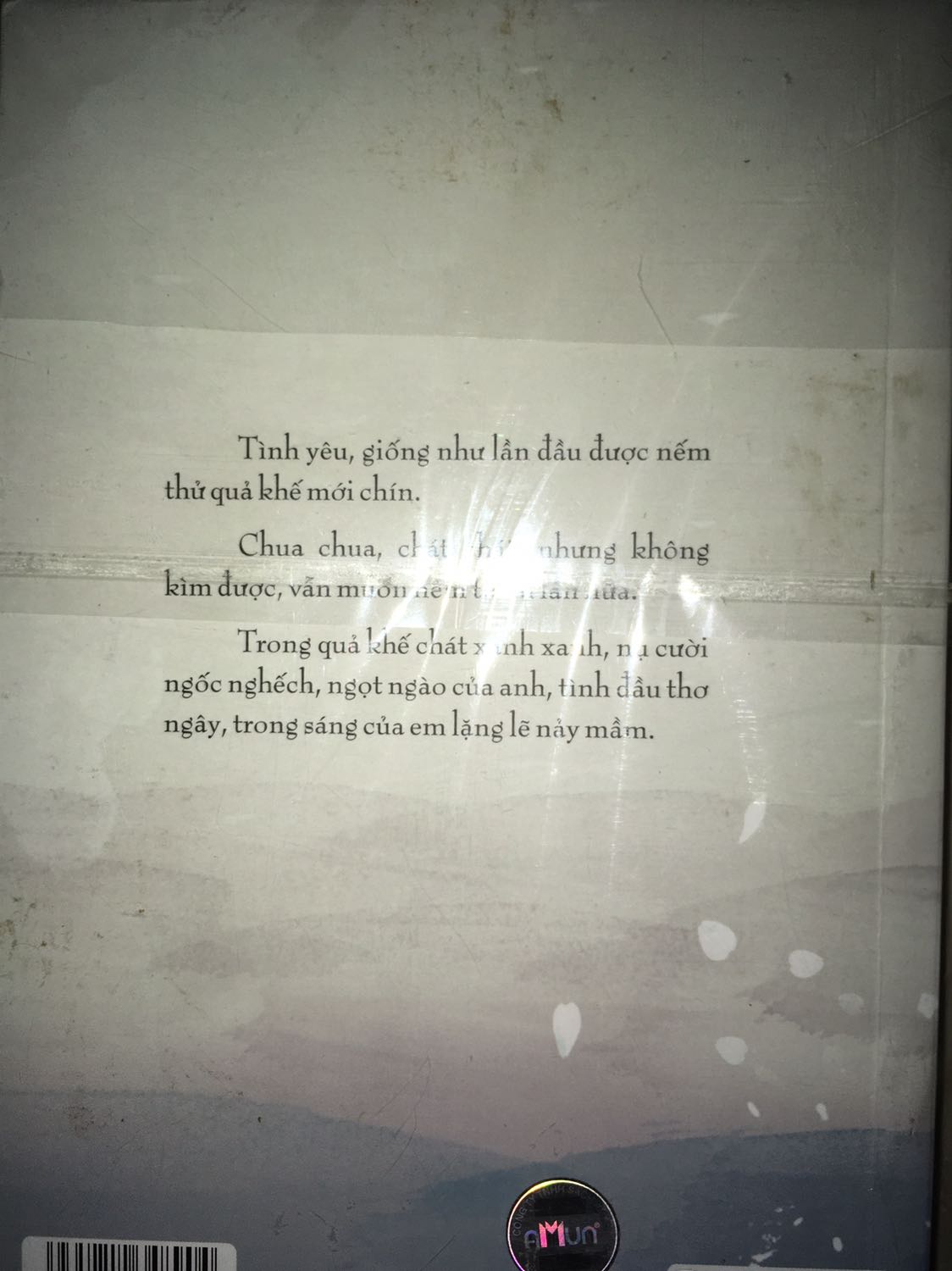 Sách khi mình nhận về tuy bên ngoài sách có một bìa bao nilông nhưng mình vẫn không hiểu tại sao sách lại có nhiều vết dơ và trên trang cuối còn muốn bị rách nhẹ rất giống sách cũ nội dung sách thì mình chưa biết ntn nhưng với sách giao về như thế này thì thật sự thất vọng.