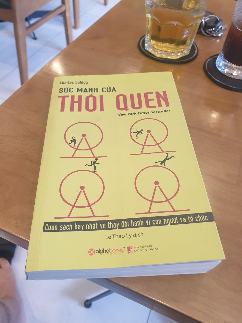 * Chất lượng sách tạm được thôi , Alphabooks thì giấy ko dc đẹp cho lắm
* Sách phân tích về sức mạnh và vòng lặp của thói quen , cho ta biết tại sao mà hành động không cần phải đắn đo suy nghĩ nhiều về những hành động lặp đi lặp lại , những hành động tự hình thành thông qua gợi ý ( vd: thấy sale sốc là muốn mua mẵ dù không có nhu cầu )
- Điểm mình thấy không ổn là cách kể lại dẫn chứng dài dòng quá , chưa tính một dẫn chứng chưa kể xong lại lồng dẫn chức khác vào nên thấy không mạch lạc lắm .