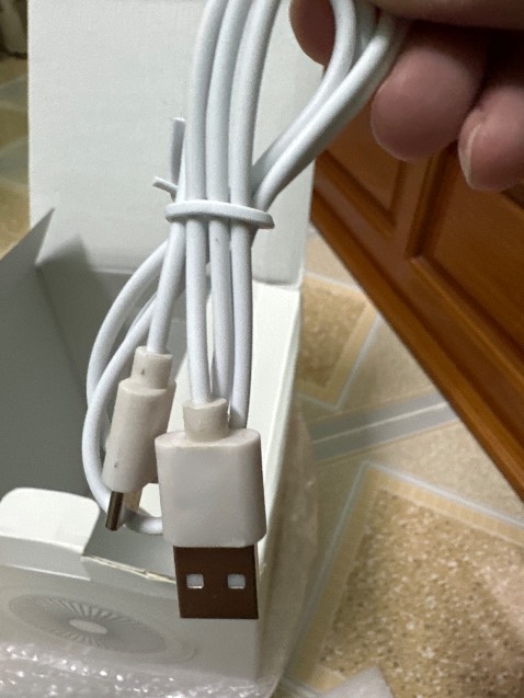 Dây cáp đầu cắm hơi cũ, sản phẩm không đúng. Quạt này là của hãng Xiaoda không phải Xiaomi. Tên sản phẩm gây cho khách hàng hiểu nhầm