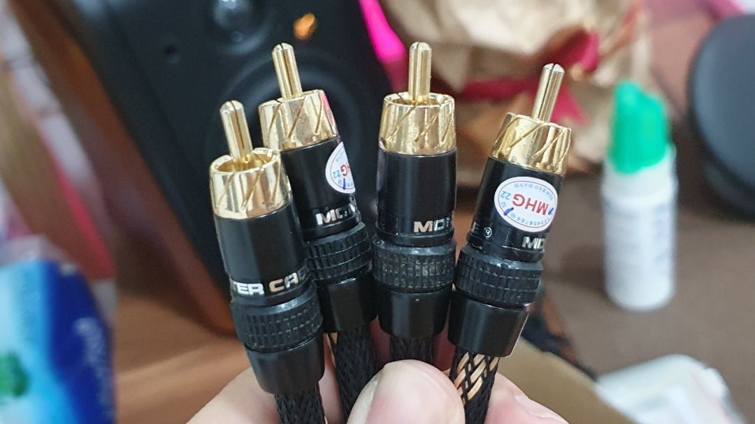 Hàng giao khác hoàn toàn với ảnh.
Dây dơ và bị trầy xước rất nhiều.
Label là dán chứ k phải in trên đầu nối
Không phân đầu audio trắng - đỏ