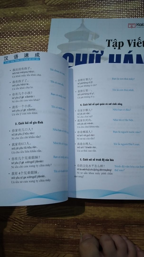 Okla lắm mn ạ.Lúc mk mua thì MCBooks sale 40%. Có mã QR để quét nhận file nghe và video học cùng nữa. Book mark thì cute phô mai que
Mà hơi ngoài lề xíu là lúc nhận hàng thấy cái hộp nó kì kì, mở ra ms biết là MCBook đóng gói ngược. Sao mk thấy cái lỗi này nó đáng iu ghê?