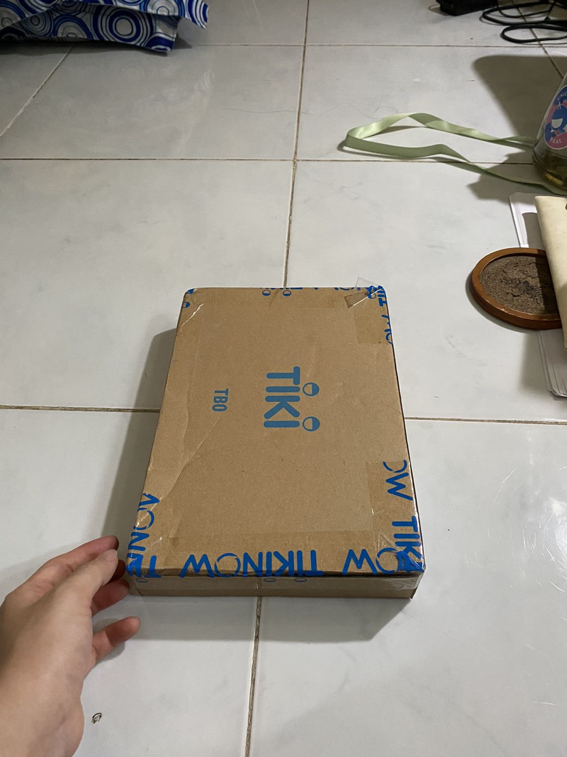 Sách giao trễ hơn dự kiến 2 ngày và đóng gói vẫn sơ sài như mọi khi 🥲 may mà sách không sao 😭 đầy đủ quà tặng bản đb, cơ mà khá buồn vì cái bookcare bị dơ, người phụ trách nên kỹ hơn. Còn truyện thì dễ thương xỉu ☺️