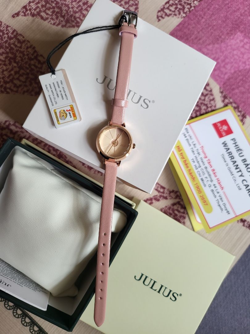 Giao hàng nhanh, đóng gói tốt.
Đồng hồ thì quá xinh, màu hồng ngọt lịm, lên tay cưng xỉuuu.
Mình tặng bạn thân làm quà SN mà bạn ấy quá thích luôn ^^