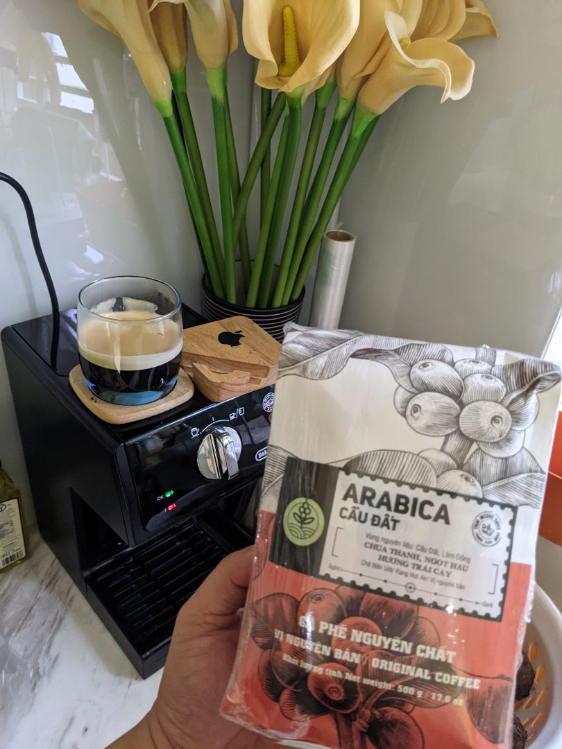 Cả năm nay mình mua của hãng khác. Mùa dịch này không thể mua được nên đặt hàng của shop. Hạt cafe rang light không dầu, chất lượng tốt và mùi vị Arabica pha bằng Máy Espresso cực ổn : Vị nhẹ, mùi thơm, ngọt vị đầu và đắng nhẹ sau khi uống. Mong sao shop giữ được chất lượng qua thời gian. thank you