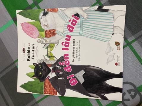 Sách rất xinh, chất giấy dày dặn, giá ổn. Đọc mà tủm tỉm luôn nè các mẹ. Nên mua ạ!