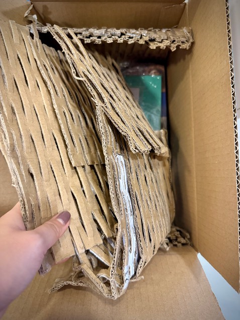 Tiki có dịch vụ giao nhanh 2h , lại còn được tặng dấu trang thích quá! 

Sách đẹp, được đóng gói cẩn thận , có vẻ hay tối nay đọc hihi. Hoạ sỹ hồi xưa vẽ đỉnh quá , họ tả rất thực từ màu da, tóc cho đến vải vóc nữa, rất thực. 

Cảm ơn Shop, Tiki và đội ngũ shipper dễ thương