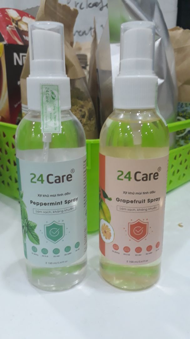 Ai mê mùi bạc hà thì tậu ngay em này nha. Tiện cực, mấy chai tinh dầu thì phải có máy khuếch tán mới xông đc, còn dạng chai xịt như này mang đi xịt đâu cũng đc. Mà thấy shop ghi thành phần có tinh dầu bạc hà nguyên chất nữa nên càng thích.