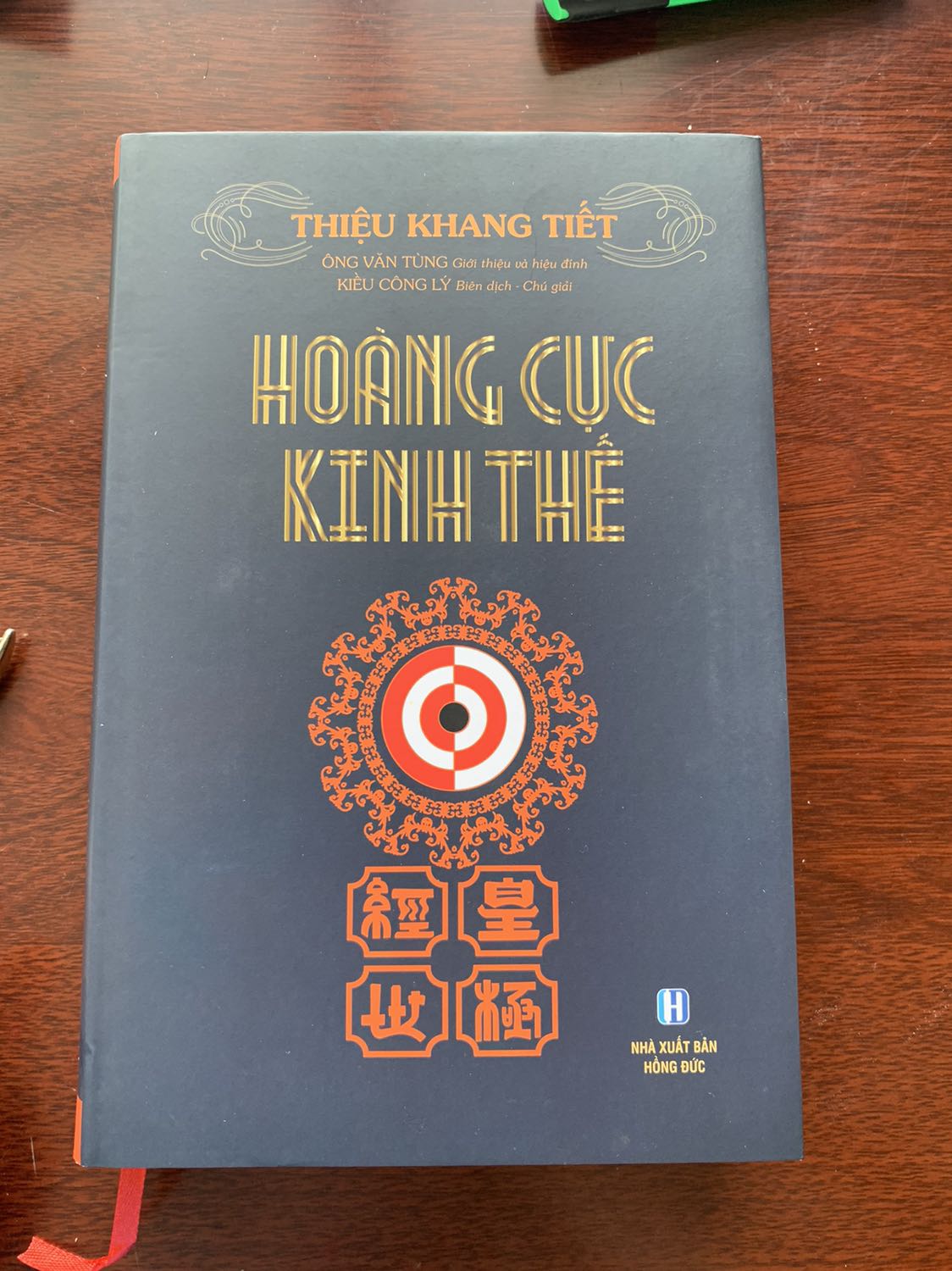 Sách mua giá trị cao, nội dung hay. Nhưng khâu đóng gói bảo quản sách không tốt: Sách bị gẫy góc.