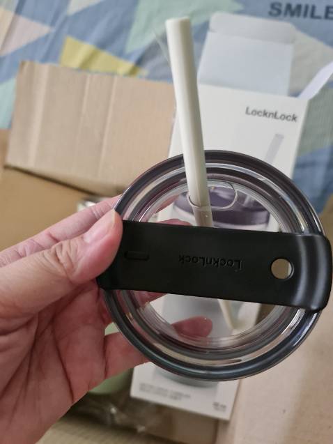 Thiết kế đẹp nhưng phần tay cầm cao su không biết có dễ vs không, cầm lâu sợ bị đen và chảy cao su. Phần đế có lót cao su chống trượt (ko thấy ai review có nên lúc mua m cũng hơi lo). Ống hút đi kèm hơi dài và ko cong đầu nên m dùng ống cũ có cong. Nếu muốn xài set 6 ống hút silicon của LnL luôn cũng vừa, nhưng phải xoay đầu miệng lớn. Nắp là dạng vặn không phải bật mở. Chưa *** giữ nhiệt nhưng nắp nhựa nên chắc chắn để đá cao sẽ ra mồ hôi rồi.