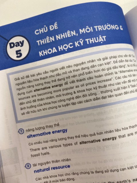 Sách rất hay, giúp mình biết được ngay cách sử dụng & tạo câu viết bằng tiếng anh ntn cho hợp lý & đúng ngữ pháp. 

Sách được chia theo tuần vs lộ trình rõ ràng, dễ duy trì thói quen (khi có mục tiêu mỗi ngày để luyện wri), ndung sách rất hiểu vấn đề của người Việt khi hx tiếng anh gồm ôn tập ngữ pháp, giải thích, chẩn đoán lỗi, từ vựng theo chủ đề (theo mình giúp nâng band & giúp việc viết tiếng anh thêm tự nhiên, chuyên nghiệp hơn).

Đáng để mua hx nha mn vì mình chưa bjo tâm đắc quyển wri t.a nào như quyển này để mà feedback. Mình sd gần 1 tuần mà kĩ năng viết khiến mình tự tin lên hẳn.