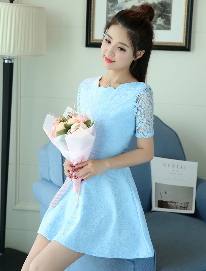 đẹp y hình....
Hãy uống cùng anh chén rượu tình. 
Môi cười rạng rỡ mắt lung linh. 
Cho làn tóc mượt nồng hương sắc. 
Để dáng mi ngoan đẹp bóng hình