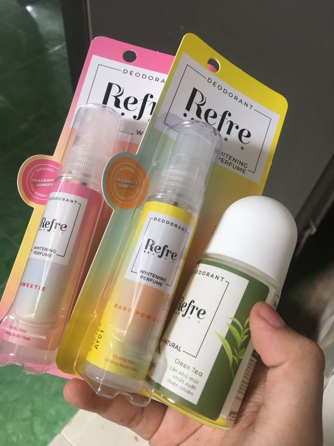 mùi màu hồng là thơm nhất có mùi kẹo ngọt khá hợp với bạn nào thích mùi ngọt , siu ngọt mà k gắt nhe , giao nhanh khá ok , màu vàng thì có mùi sữa tắm 🥲 k thơm bằng màu hồng (ý kiến cá nhân)