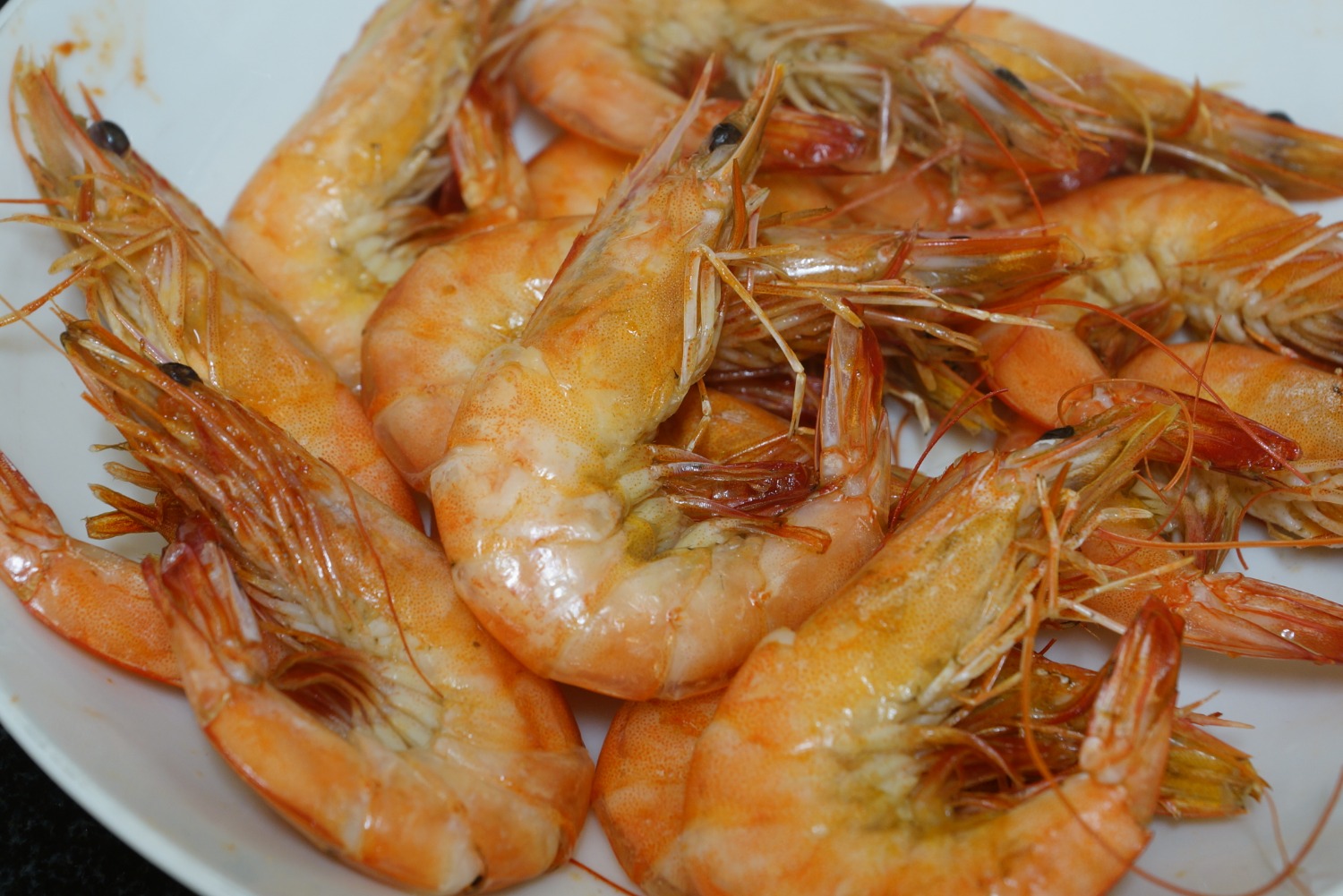 Một sản phẩm cồng kềnh và lần nay Tiki đóng gói cẩn thận hơn khi có thêm hộp giấy bọc lại hộp Lock&Lock (lần trước tôi mua máy pha cà phê chỉ có bọc nylon, hộp bị móp méo tại cảm giác hàng không mới).
Bỏ qua vấn đề giao nhận hàng, nguyên lý hoạt động của nồi chiên không dầu tương tự lò nướng gồm thanh nhiệt và luồng khí nóng luân chuyển quanh thức ăn. Với chất lượng Lock&Lock, nguyên lý này sẽ hoạt động gần như hoàn hảo. Thực phẩm chín đều, giữ nguyên mùi vị của thực phẩm. Đặc biệt cảm nhận vị khoai tây chính cống ở món khoai tây chiên (khi mà trước đây tôi ăn chỉ toàn là mùi dầu ăn). Tuy nhiên với những món thái nhỏ, hoặc như chả cá viên sẽ khó chín đều (ở khoảng 75%). 
Dưới khay để đồ ăn khắc các lỗ tròn để nước giọt xuống. Phần này tôi thích hãng làm các đường chéo đan nhau hơn vì khi làm beefsteak, phần dưới miếng bò in lỗ như bị giác hơi.
Chức năng của máy chỉnh qua nút cảm ứng rất nhạy, màn hình hiển thị con số to rõ. Thao tác kéo/đẩy học thức ăn khá mượt nhưng phải canh đúng đường trượt khay.
p/s: Bạn nên đọc Recipe book kèm theo để biết cách canh thời gian chiên, ướp gia vị,....
Cách tôi hay chiên khoai tây ăn đó là để 165 độ trong 10' để các cọng khoai chín đều rồi tăng lên 195 độ trong vài phút để khoai được giòn, thơm ngon (tùy vào lượng khoai tây mà thời gian chiên sẽ dao động)
Sơ sơ là vậy, các bạn có thể xem thêm review chi tiết tại: https://hiiyall.wordpress.com/