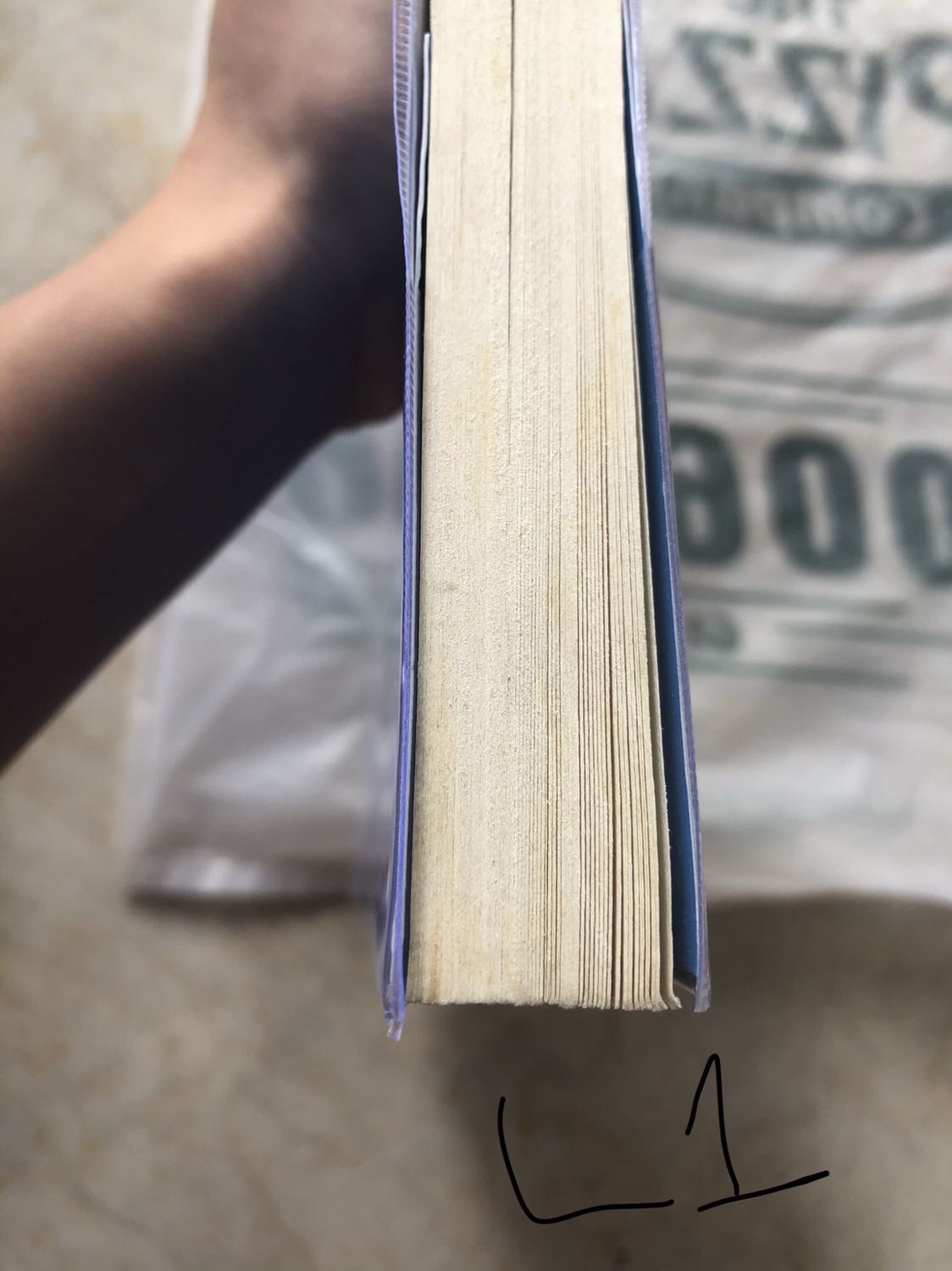 Mình nhận cuốn này vào ngày (1/11) sau khi ktra hàng thì sách rất bẩn, như kiểu vết ố, vết rỉ sắt hay gi đấy, rồi *** thằn lằn ối dồi ôi, m có phản hồi lại tiki ngay sau đó để được hỗ trợ đổi trả, và lần t2 mình nhận thì trong tgian đó mình quá bận nên mình tin tưởng tiki đổi trả thì chắc sp sẽ k có lỗi gi nên mình cũng k ktra, đến nay mình khui ra để đọc thì ôi thôi rất bẩn luon nha mn, mình có đính kèm ảnh lần 1 và lần 2 cho mn xem nha, vì chỉ đăng dc có 5 ảnh thoi, nhưng thực tế mấy chục tấm hình luôn nha mn, vết ố hai lần này nó khá là giống nhau mình nghĩ đây là lô hàng cũ chưa bán hết, mình xem trên bìa là in vào 2017 rất là lâu rồi, và hnay (27/11) m mới bóc ra và liên hệ lại tiki thì bên tiki bảo là chỉ hỗ trợ trong vòng 48h thoi nên vấn đề này mình k dc giải quyết, tr oi mình mua sách tiki rất là nhiều mà bh mình rất rất là thất vọng luôn, các bạn mua cuốn này nên CÂN NHẮC nha, nhìn k khác gi sách cũ, mình mất hứng đọc cuốn này luôn thực sự mà nói mình muốn vứt vào sọt rác dễ sợ 😡😡