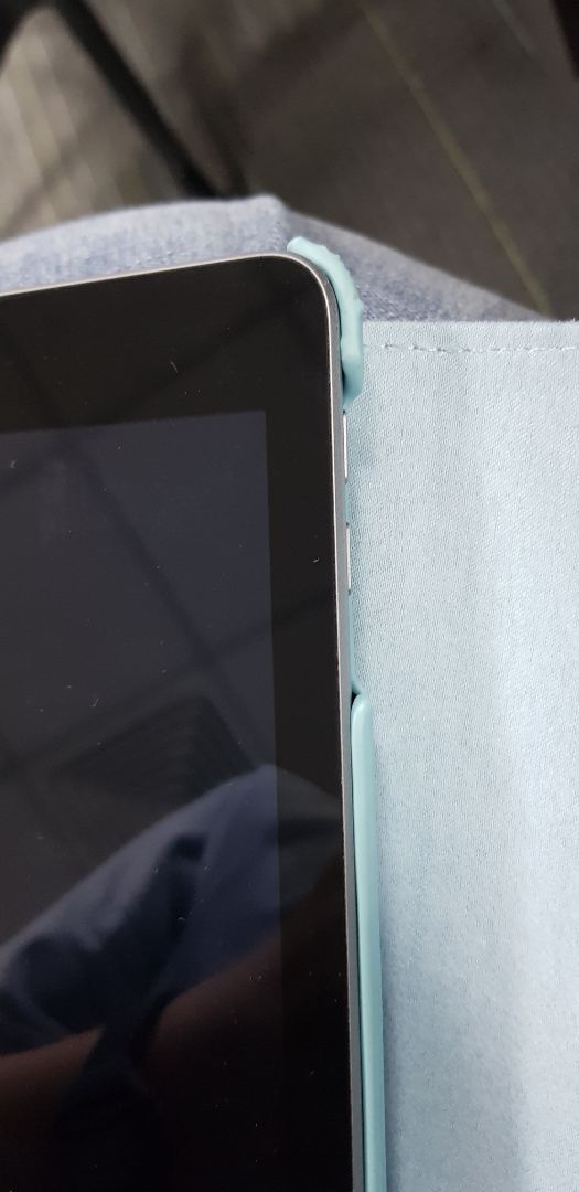 Giao hàng rất nhanh.
Ốp giao là loại cho ipad air, lắp không vừa ipad 2017 như mô tả bán hàng do Ipad 2017 dày hơn ipad air, ốp che luôn cả lỗ mic của ipad.
Tuy nhiên chất lượng ốp khá tốt với tầm giá. 
Mình muốn đổi hàng phù hợp với ipad 2017.