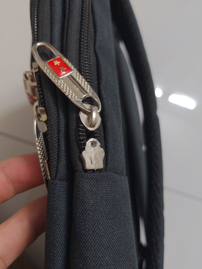 Gửi hàng rất nhanh, mặc dù mình ở tỉnh.
Balo đẹp, đúng mẫu đúng màu.
Nhưng 1 khóa kéo đã gãy.