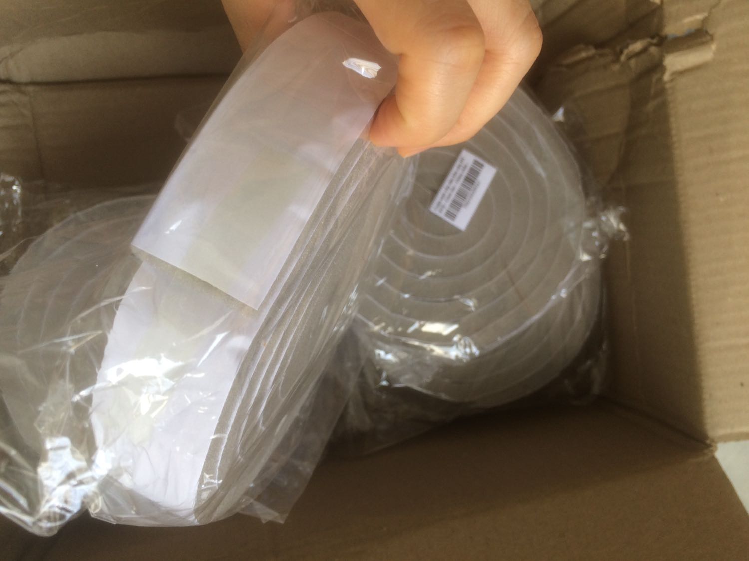 Hàng giao đúng & đủ số lượng đã đặt. Dán khít khe cửa sổ để chống bụi. Giao hàng hơi lâu. Giá hơi đắt so với mỗi sản phẩm.