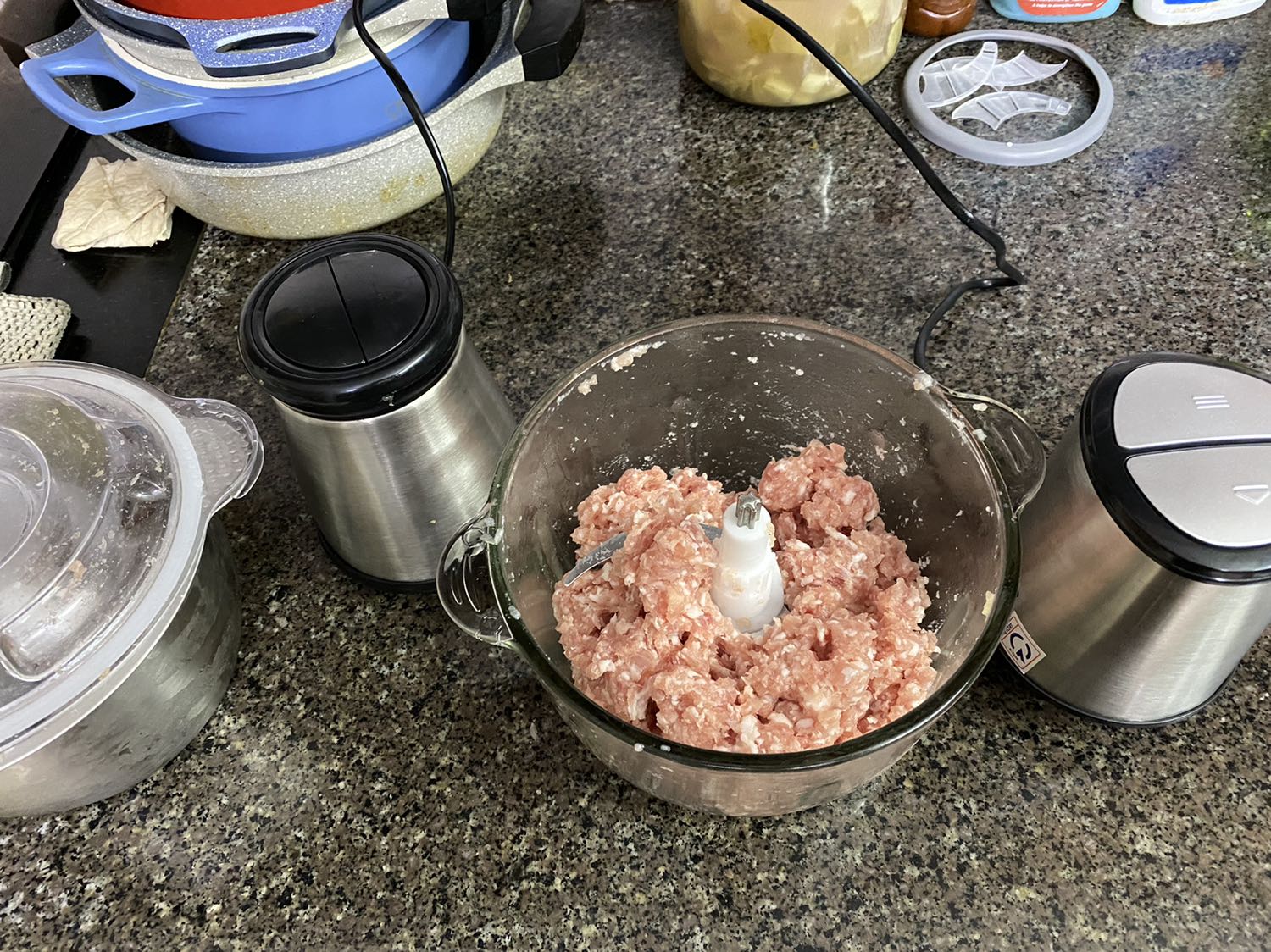 Giao hàng siêu tốc, chưa đầy 2 giờ sau khi đặt. Mở ra xay thịt ngay lập tức , lắp 2 lưỡi dao máy xay nhuyễn nhừ , nóng máy cũng không bị ngừng như cái máy dỏm đã mua trên ***! Hàng lock n lock là an tâm chất lượng! 👍👍👍👍👍