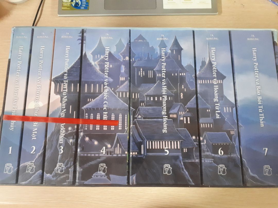 Nội dung sách kỉ niệm 20 năm này của Harry Potter thì hay khỏi bàn nha, mình mua hơi muộn so vs các Potterheads khác. Shop đóng gói cẩn thận và chu đáo lắm í, ship cx nhanh nx. Sẽ ủng hộ shop trong tương lai