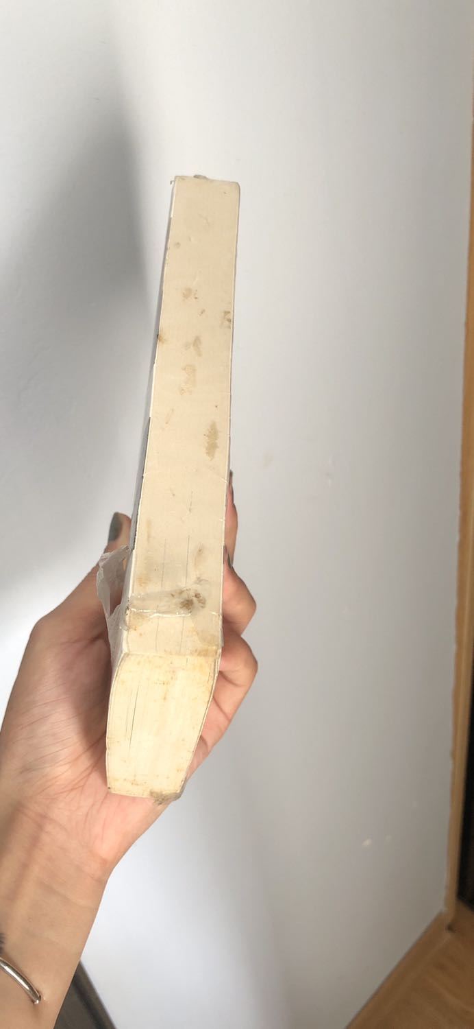 Shipper rất ổn. Ổng gửi stk cho mình đưa sách rồi đi luôn. K thèm biết là nhận được tiền hay chưa. 
Nhưng tình trạng sách CỰC TỆ!!!  giầy ố vàng từng mảng, bong lớp nilon bọc ngoài dù bên ngoài bọc rất cẩn thận, hộp còn nguyên mới. 
Size sách cũng nhỏ hơn mình nghĩ. 
Dù có thích sách cũ tới đâu thì tình trạng sách này cũng là rất tệ. Mọi người cân nhắc khi book nhe!!
3sao vì nội dung của sách thôi ạ Shipper rất ổn. Ổng gửi stk cho mình đưa sách rồi đi luôn. K thèm biết là nhận được tiền hay chưa. 
Nhưng tình trạng sách CỰC TỆ!!!  giầy ố vàng từng mảng, bong lớp nilon bọc ngoài dù bên ngoài bọc rất cẩn thận, hộp còn nguyên mới. 
Size sách cũng nhỏ hơn mình nghĩ. 
Dù có thích sách cũ tới đâu thì tình trạng sách này cũng là rất tệ. Mọi người cân nhắc khi book nhe!!
3sao vì nội dung của sách thôi ạ