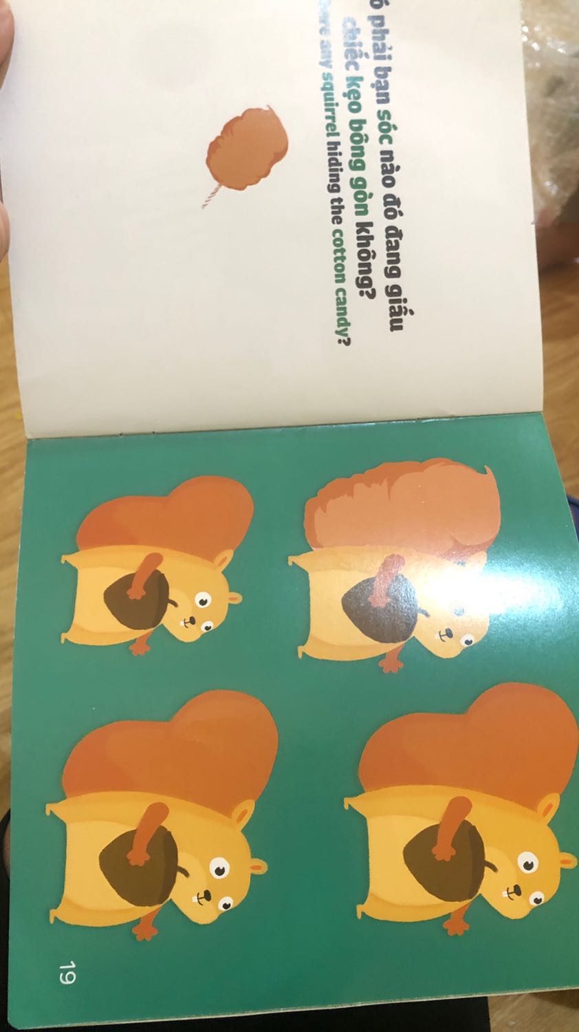 Hình ảnh và màu sắc cũng như nội dung rất dễ thương, vừa dạy bé nhận thức về con vật vừa có thể dạy bé về các đồ vật. Mình và bé đều rất thích