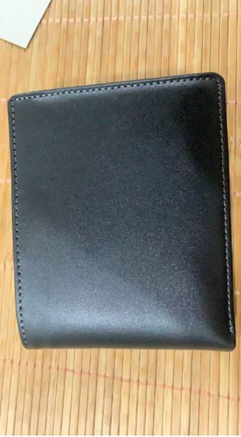 Ví nhìn rất đẹp. Có hộp đựng thanh lịch. có the Bảo hành 12 tháng nữa. Đóng gói rất cẩn thận. giao hàng nhanh TKs Shop