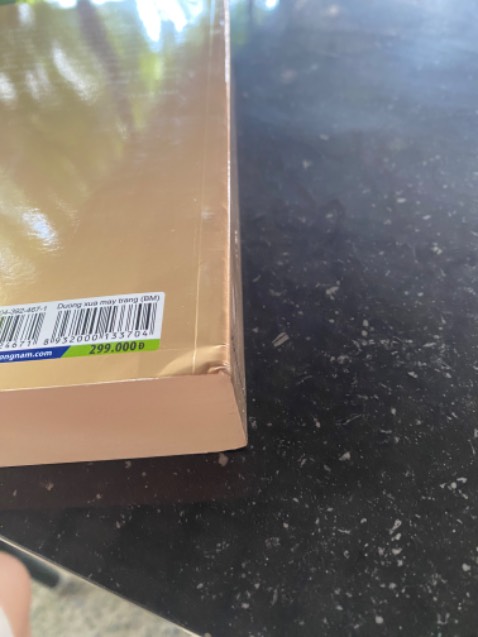 Chất lượng sách tốt,giao nhanh,.nhưng tikki nên kiểm tra và xem lại trách nhiệm người giao hàng,với cách đóng gói nữa,sách giao gì mà móp hết cả 4 góc thế này.haiza