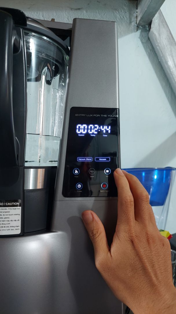 Máy xay mịn, rất thích chế độ xay hút chân không không bị bọt khí và tách lớp. có điều hơi ồn.