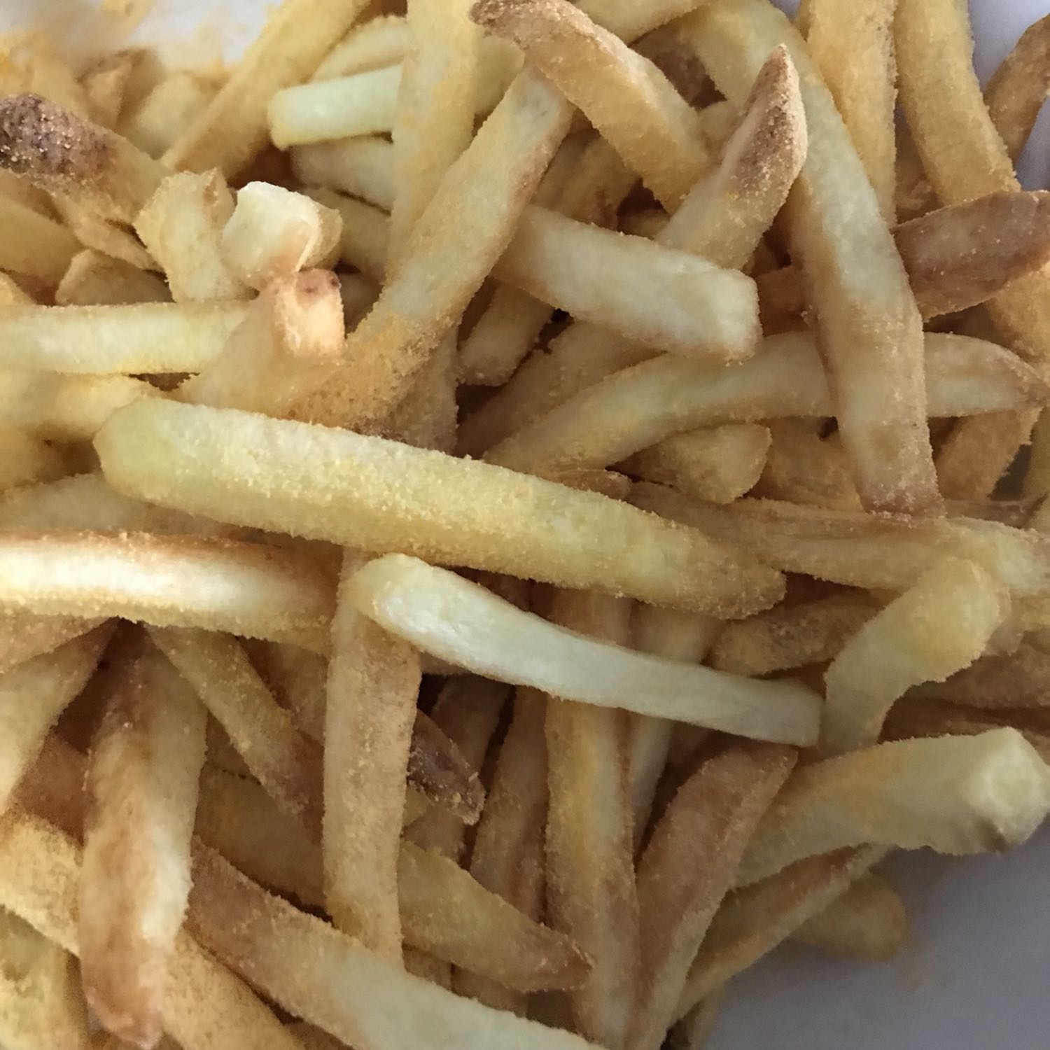 Mình xài nồi thấy khá tốt, ko có mùi nhựa. Nồi mới trước khi xài mình vệ sinh bằng cách lau bằng nước chanh rồi rau khô lại. Nồi bên trong có lớp chống dính hơi bị nổ hạt như hình, nếu xài lâu sẽ bị tróc ra. Nướng thịt và khoai tây, chiên chả giò ổn. Chiên cá thì phải phết 1 lớp dầu ăn và khứa nhẹ vài đường trên da thì cá mới dòn. Nói chung là khá hài lòng với sp này. Nồi hơi to, nấu êm.