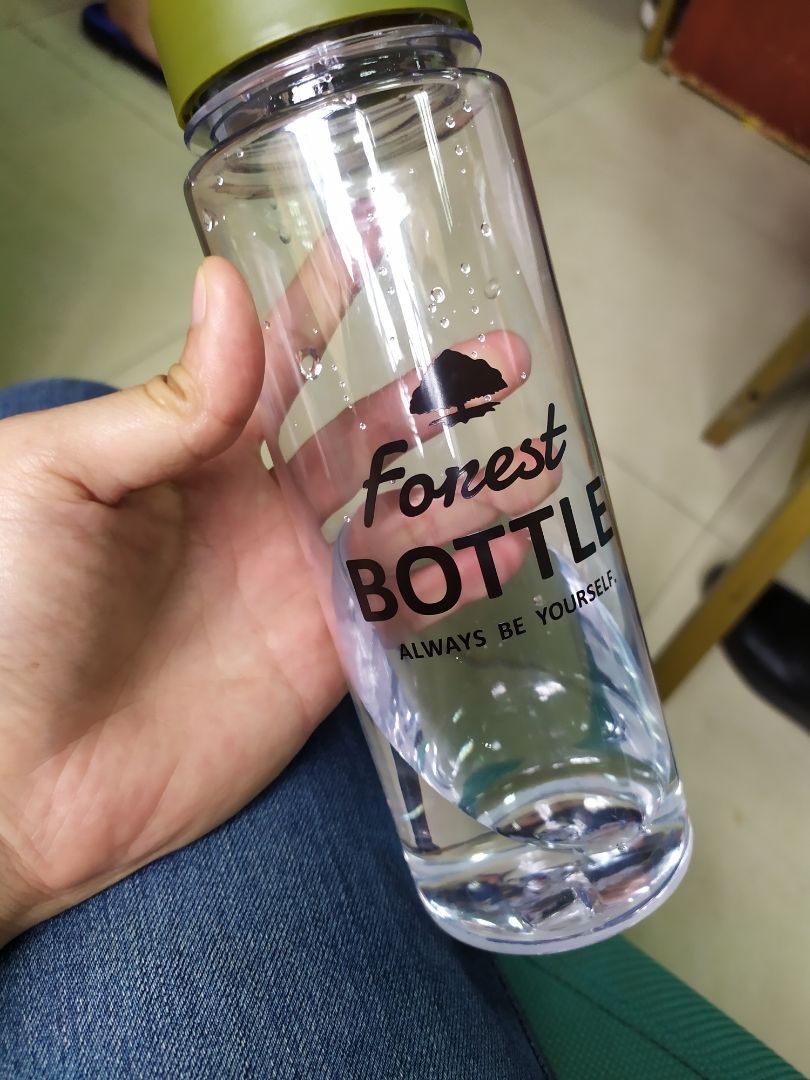 tiki đóng gói cẩn thận, giao hàng nhanh. bình đẹp. nhưng mở ra mùi rất hắc, nắp đậy vẫn bị rỉ nước khi để lọ nằm ngang. nói chung biết thế dùng chai lavie!