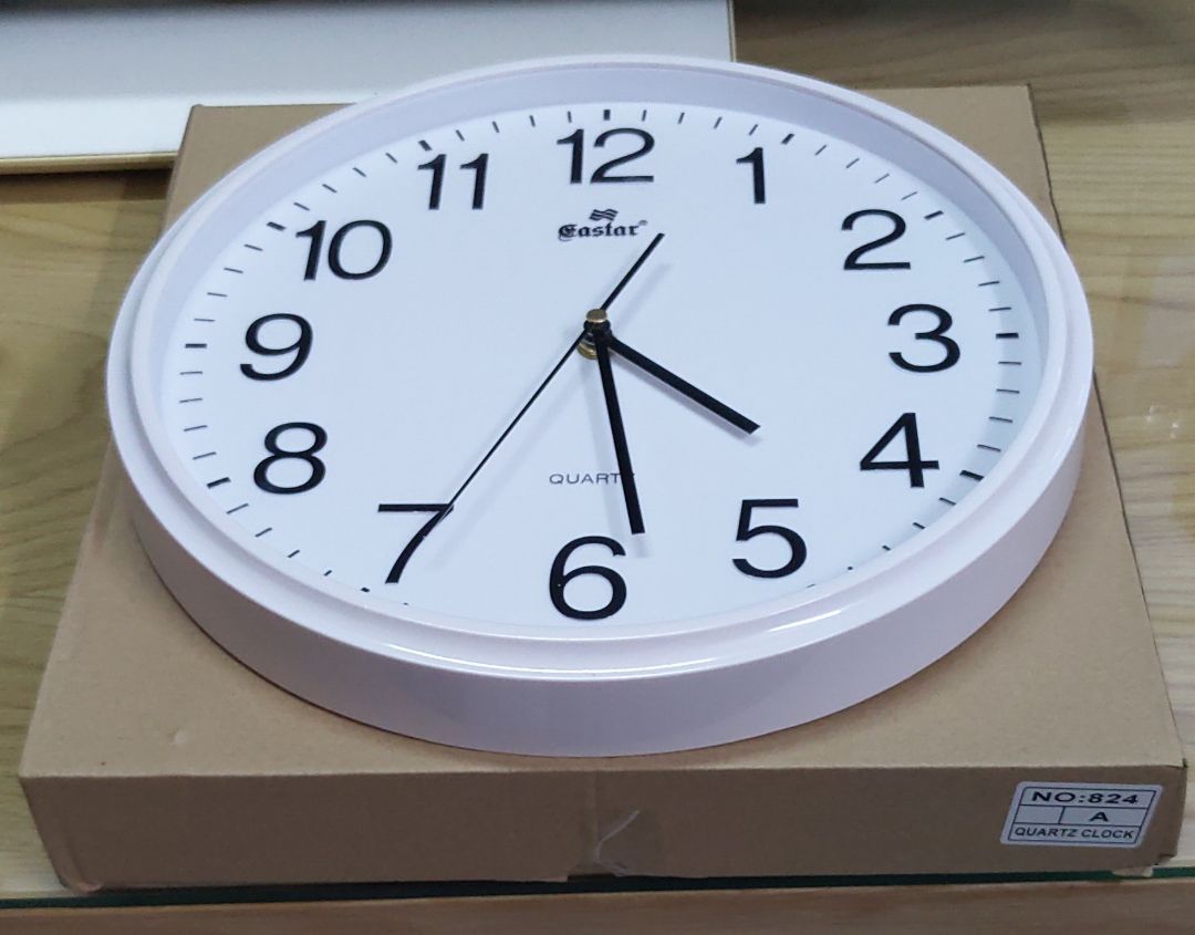 Hình thức đẹp đúng như quảng cáo, đóng gói trong hộp giấy rất cẩn thận. Có cả giấy bảo hành 12 tháng kèm theo, mình đã treo thử ngay khi nhận đc đồng hồ. Hy vọng sẽ chạy tốt.