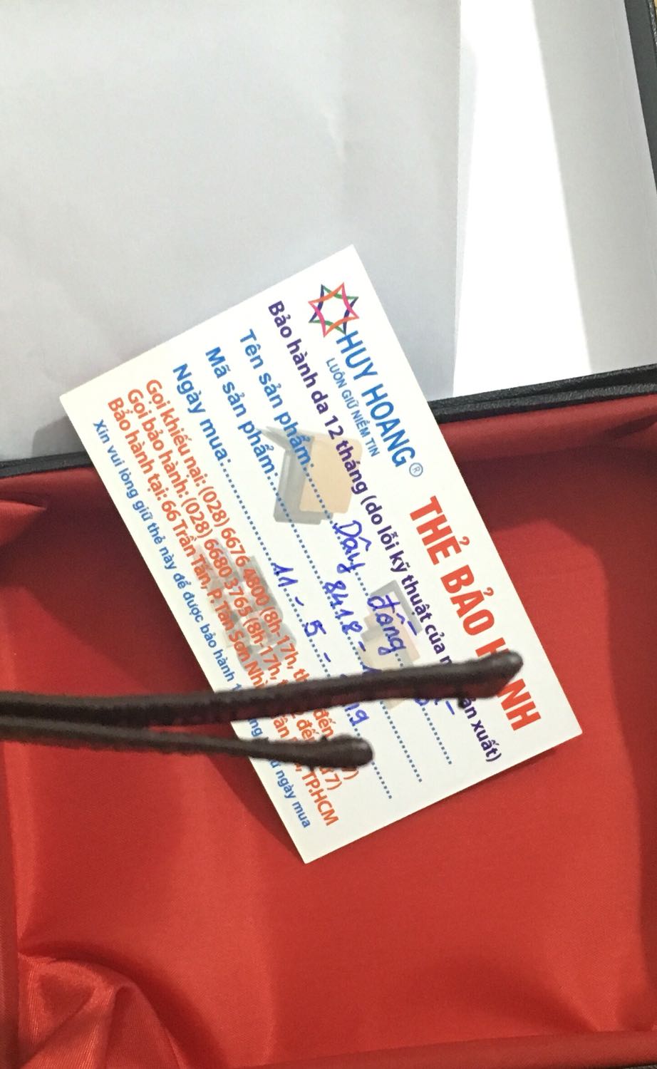 Không hiểu dây đồng hồ thế này là mình phải tự đóng lỗ để cho chốt vào hai đầu đúng không? 
Thôi cũng đáng! Tiền nào của ấy!