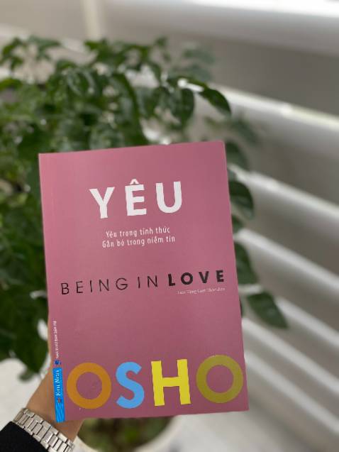 Mình từng đọc rất nhiều sách Triết học nói về Bản ngã, cái Tôi, nhưng chưa hiểu được vì sao cái tôi hình thành, và vì sao nó hình thành bên trong chúng ta. Với Yêu của Osho đã làm dc điều đó, cái tôi sinh ra từ gia đình (cụ thể là sự bao bọc yêu thương của cha mẹ làm chúng ta hình thành dần cái suy nghĩ mình là "cái rốn của vũ trụ", mình mang cái Tôi đó kè kè bên mình ra đời, áp cái Tôi vào mọi thứ trong đời sống...nên muốn gỡ bỏ cái tôi phải giải quyết từ gia đình. 

Cái tôi phải nên có để đủ dũng cảm đương đầu với xã hội, nhưng k nên đem nó đi suốt cuộc đời. Giống như vỏ của hạt mầm, thoạt đầu là bảo vệ nhưng nếu k bóc vỏ và nảy mầm thì hạt giống vẫn chỉ là hạt giống và tiêu hủy thôi. Còn bóc vỏ rồi hạt giống sẽ nảy mầm thành cây - một chu kỳ sống mới ở một hình thái xuất hiện (giống như đâu đó có ai đó đã nói Luân hồi không nhất thiết phải chết đi là vậy).

Tựa sách là Yêu nhưng nội dung rất sâu sắc, đi sâu về cái Triết lý để hoàn thiện chính mình từ những góc nhìn rất hay. Sách Osho vừa đọc vừa chiêm nghiệm thì mới hiểu được những tinh túy của người được.

Rất recommend nên đọc.