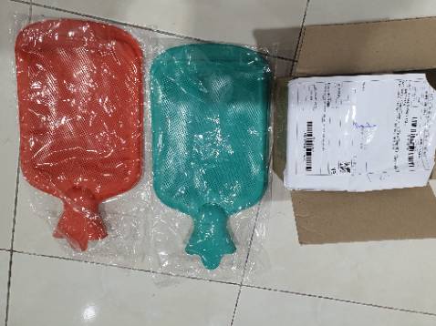 Ban đầu mình đặt hàng 2 túi chườm lạnh này, shop giao trễ và giao thành 2 túi chườm nóng. Mình ₫ã yêu cầu đổi hàng (vì số lượng 2sp cùng 1 đơn nên mình ko rõ việc phải chọn số lượng sp đổi trả là 2 khi thao tác trên app, nhưng mình trả đủ 2 túi chườm nóng), shop nhận hàng và tạo lại đơn mới chỉ 1 sp. Rất ko hài lòng về cách xử lý đơn của shop này.
