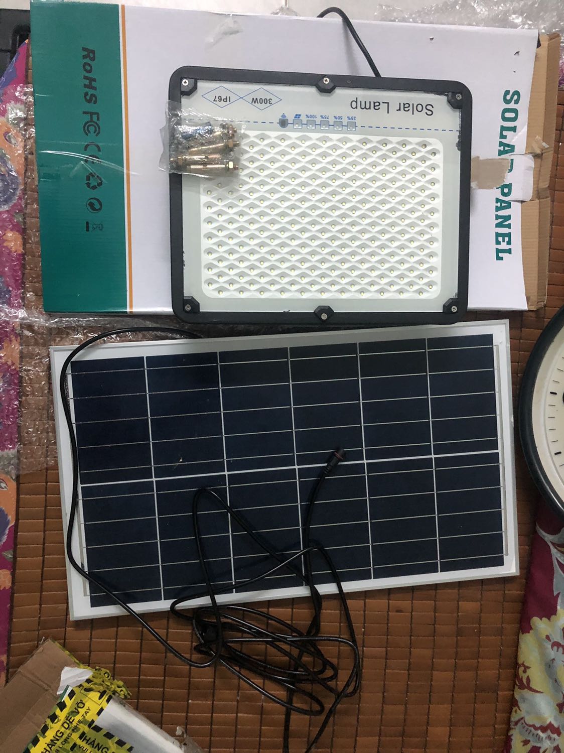 Sản phẩm đóng gói ok, sản phẩm mới dùng thì chấm đạt. Khi giao sản phẩm ko có remote. Lien hệ thì dc giao 1 cái remot ko sử dụng dc. Yêu cầu liên hệ gấp