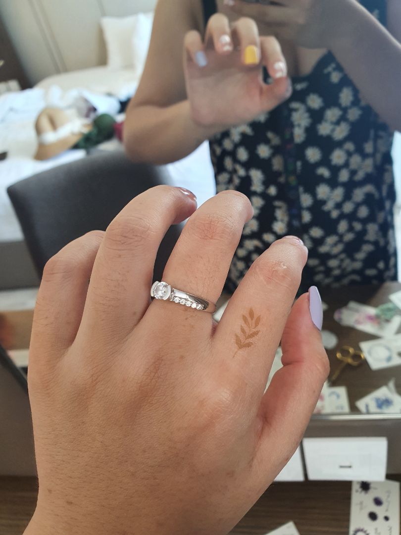 Ai thích hình xăm mà không đi xăm được thì hốt ngay em này nha. Mấy hình đầu mới dán chưa biết cách nên bị bong hết. Dán vài lần mới quen nè. Mình thấy tùy chỗ dán trên cơ thể, có hình mình để  được cả ngày, có hình được 2 3 tiếng là trôi rồi nè.