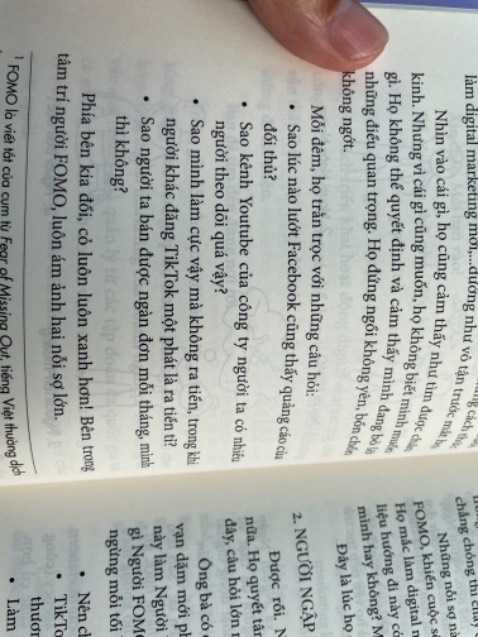 Cuốn sách giúp tôi nhận ra việc mất tập trung và đi lạc đường đáng sợ hơn nhiều so với việc bỏ lỡ một kênh truyền thông số; cho tôi thấy rõ digital marketing không có gì quá màu nhiệm hay phức tạp. Nó cũng chỉ là một trong các chiến lược tiếp thị mà tôi có thể áp dụng cho doanh nghiệp của mình.